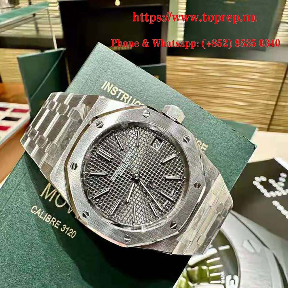 Audemars Piguet Men Royal Oak Selfwinding 37 mm in Stainless Steel